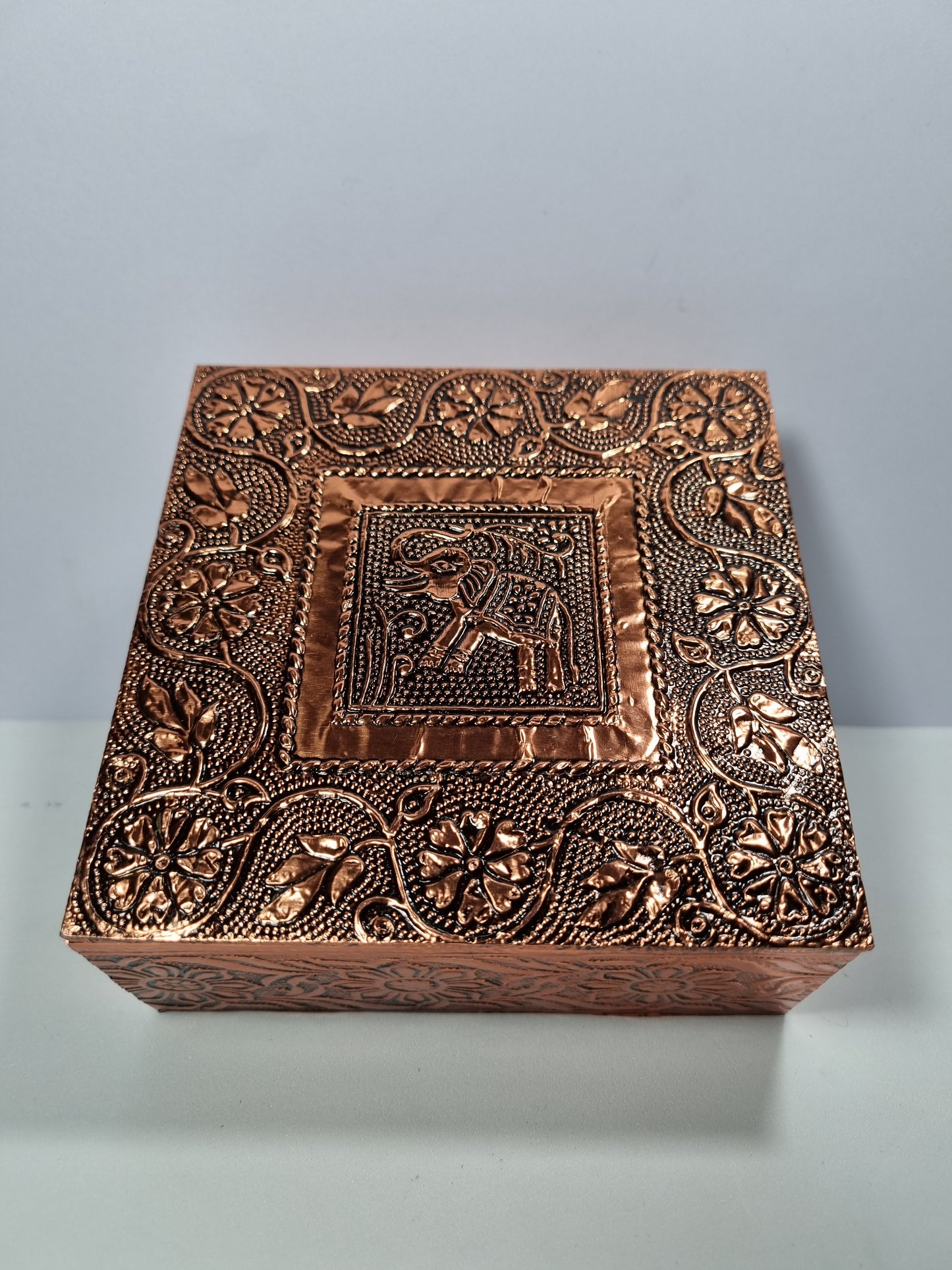 Caja de cobre elefante