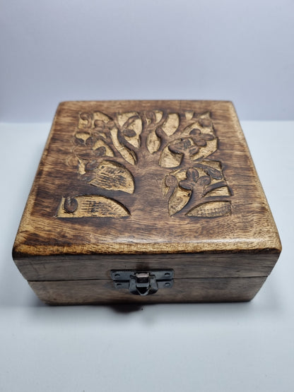 Caja de Madera Con árbol Tallado