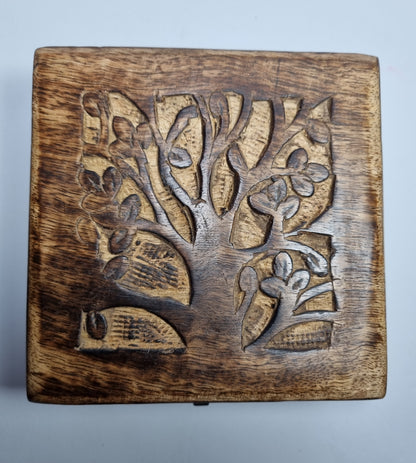 Caja de Madera Con árbol Tallado
