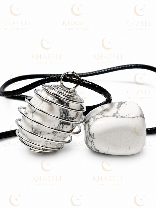 Colgante de Howlita Blanca con Jaula Espiral - Amuleto de Calma, Paciencia y Equilibrio Espiritual