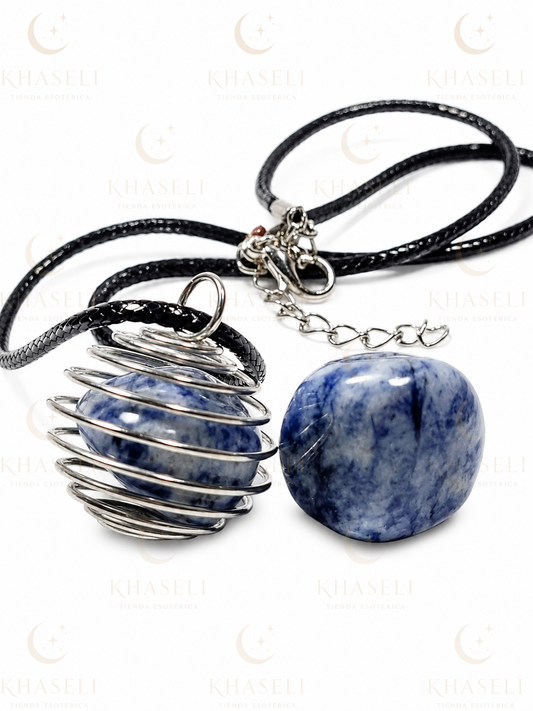 Colgante de Sodalita con Jaula Espiral - Amuleto para la Comunicación, Intuición y Equilibrio Mental