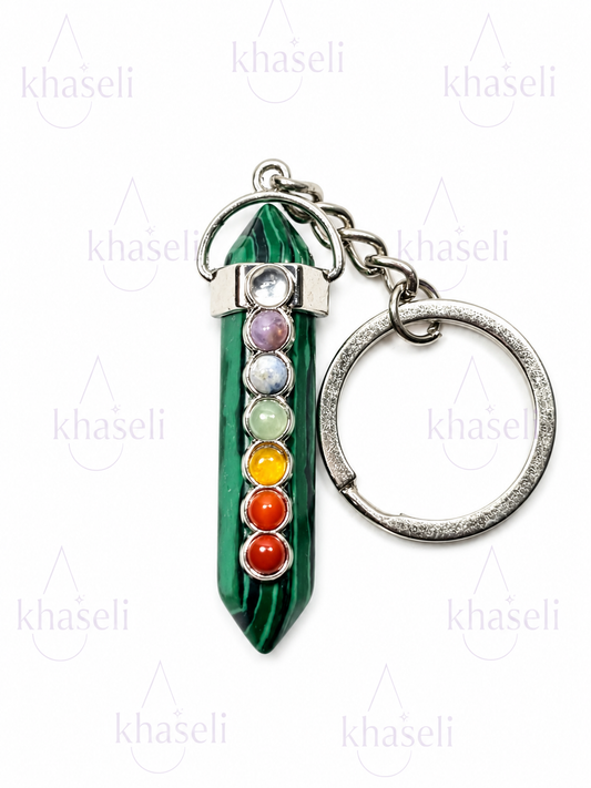 Llavero Punta de Malaquita con 7 Chakras – Amuleto de Protección, Transformación, Prosperidad y Equilibrio Energético