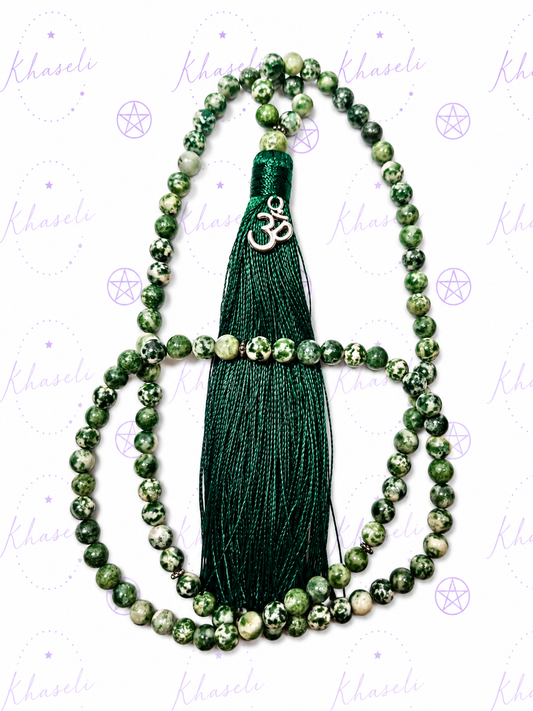 Japa Mala de Jaspe Verde Moteado 108 Cuentas con Símbolo OM – Rosario Tibetano para Meditación, Equilibrio, Sanación y Protección Espiritual