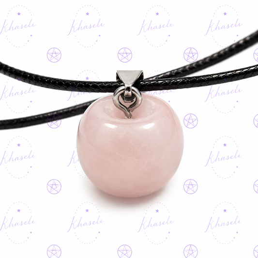 Colgante Manzana de Cuarzo Rosa Natural – Amuleto de Amor, Dulzura, Armonía y Equilibrio Emocional