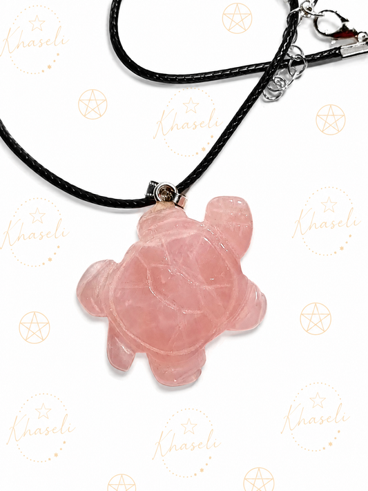 Colgante Tortuga de Cuarzo Rosa – Amor, Paz y Protección